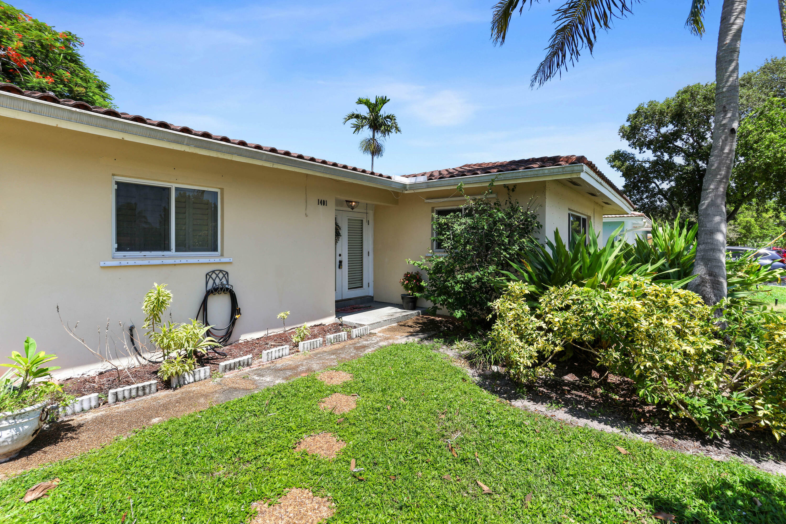 Property Photo:  1401 SW 4th Street S  FL 33486 