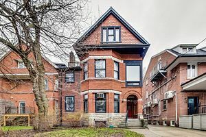 Property Photo: 72 Walmer Rd ON M5R2X7