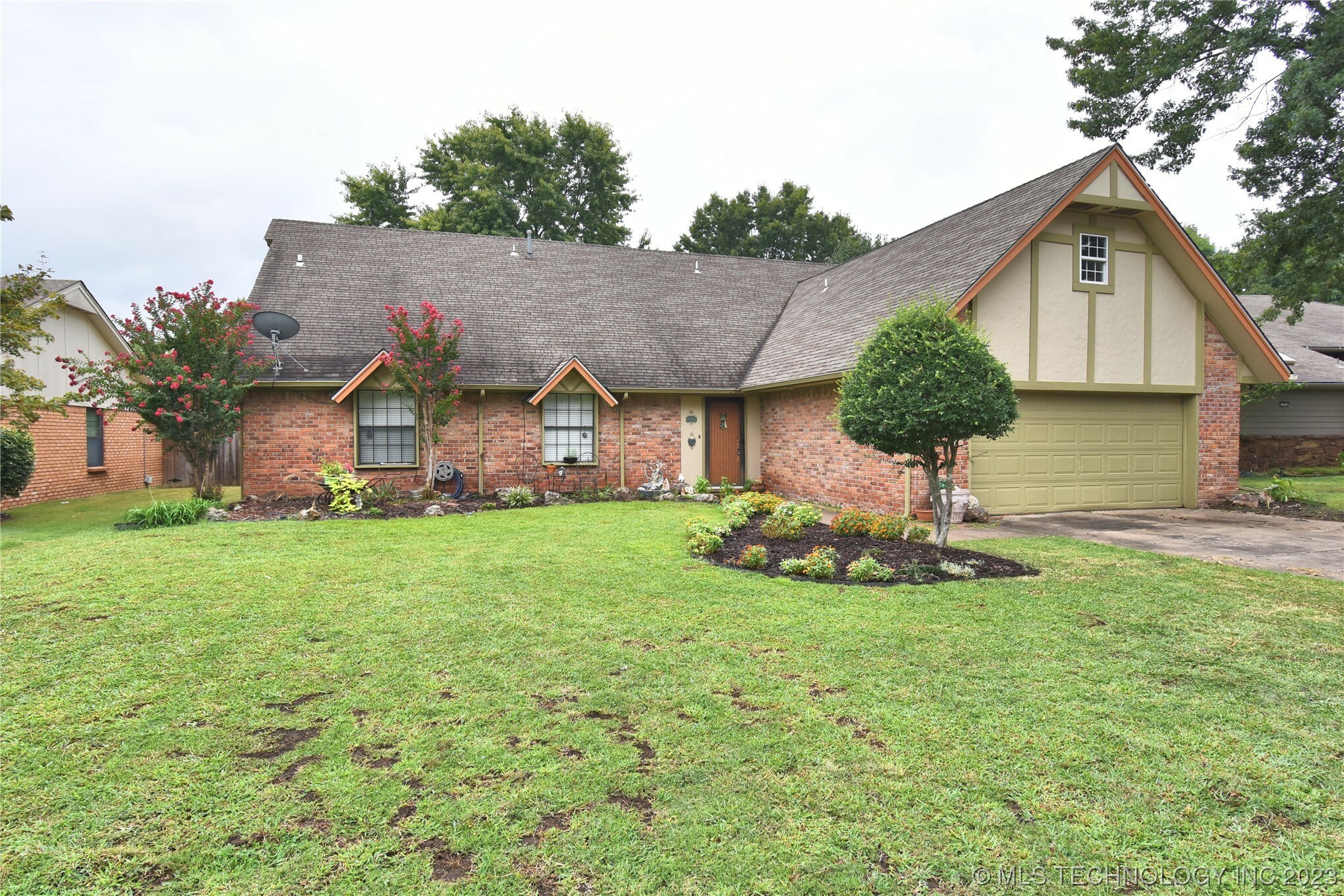 Property Photo:  7006 E 89th Street S  OK 74133 