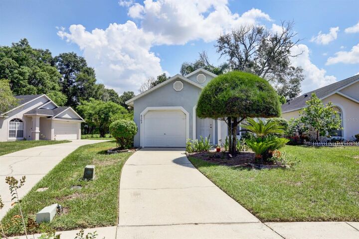 Property Photo: 6303 Redwood Oaks Drive FL 32818
