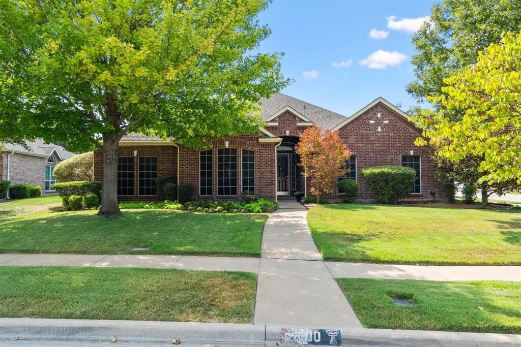 Property Photo: 100 Pinedale Drive TX 76063