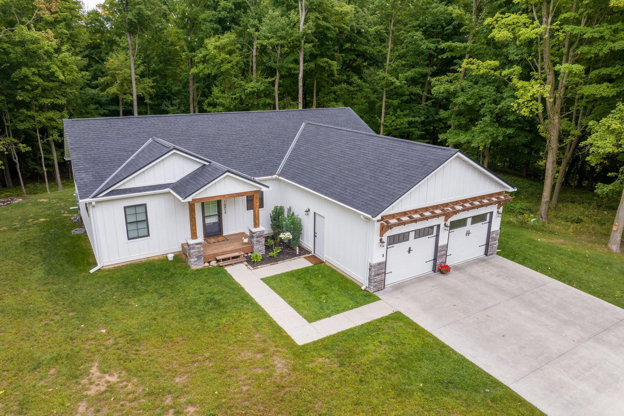 Property Photo: 16454 Birch Top Ridge MI 49307