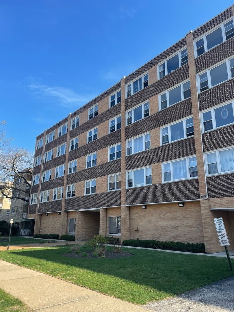 Property Photo: 720 Oakton Street 5B IL 60202