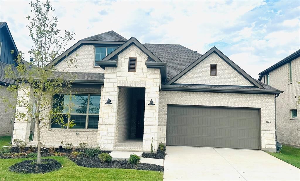 Property Photo: 2704 Greenway Drive TX 76063