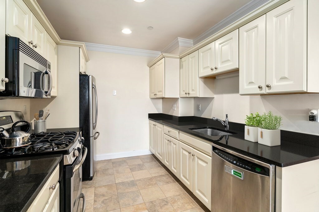 Property Photo:  142 Bigelow St 203  MA 02135 