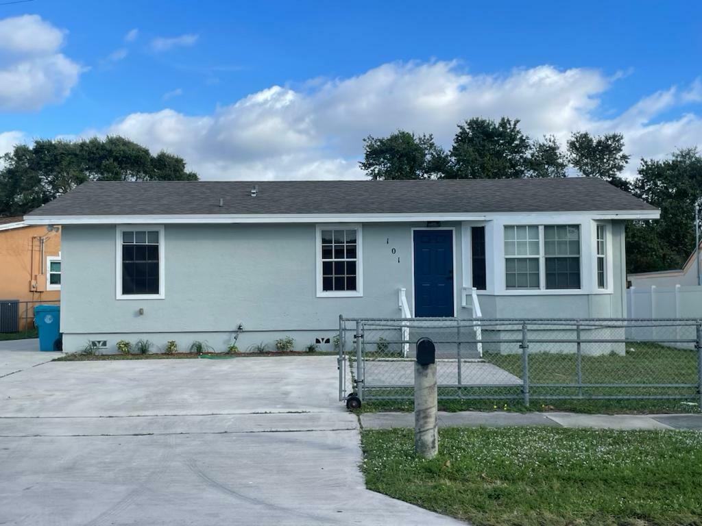 Property Photo:  101 NW 28th Avenue  FL 33435 