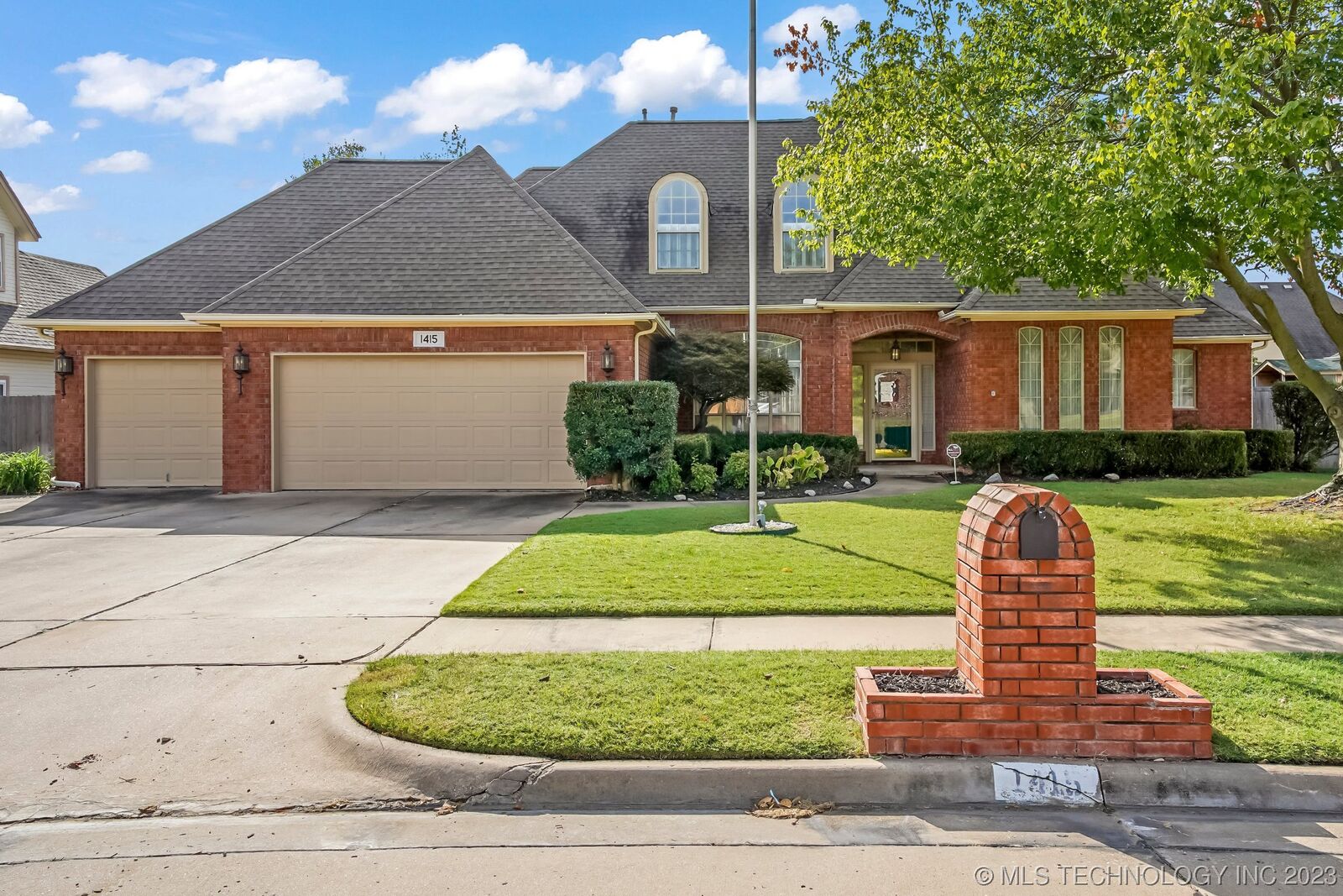 Property Photo:  1415 E Concord Place  OK 74012 