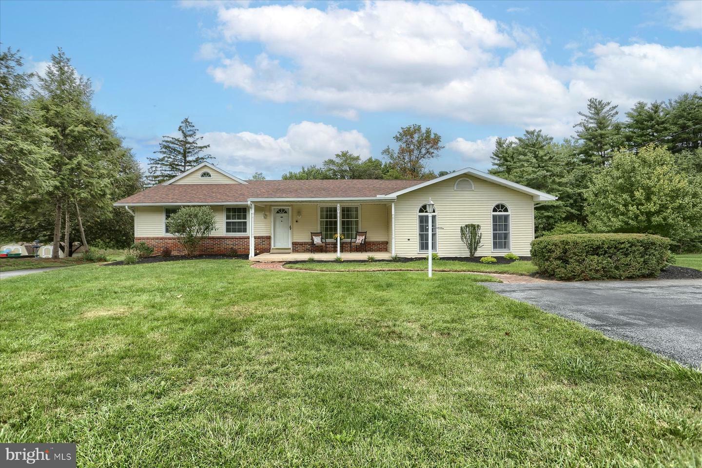 Property Photo:  59 Meadow Lane  PA 17601 