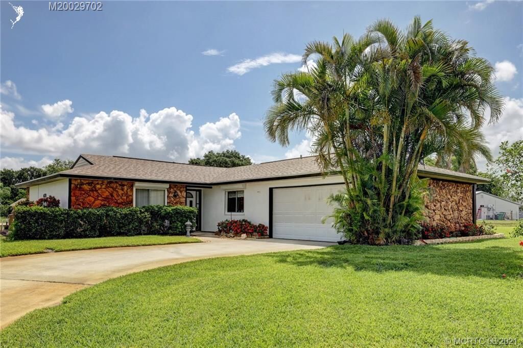 Property Photo: 471 SW Bridgeport Drive FL 34953