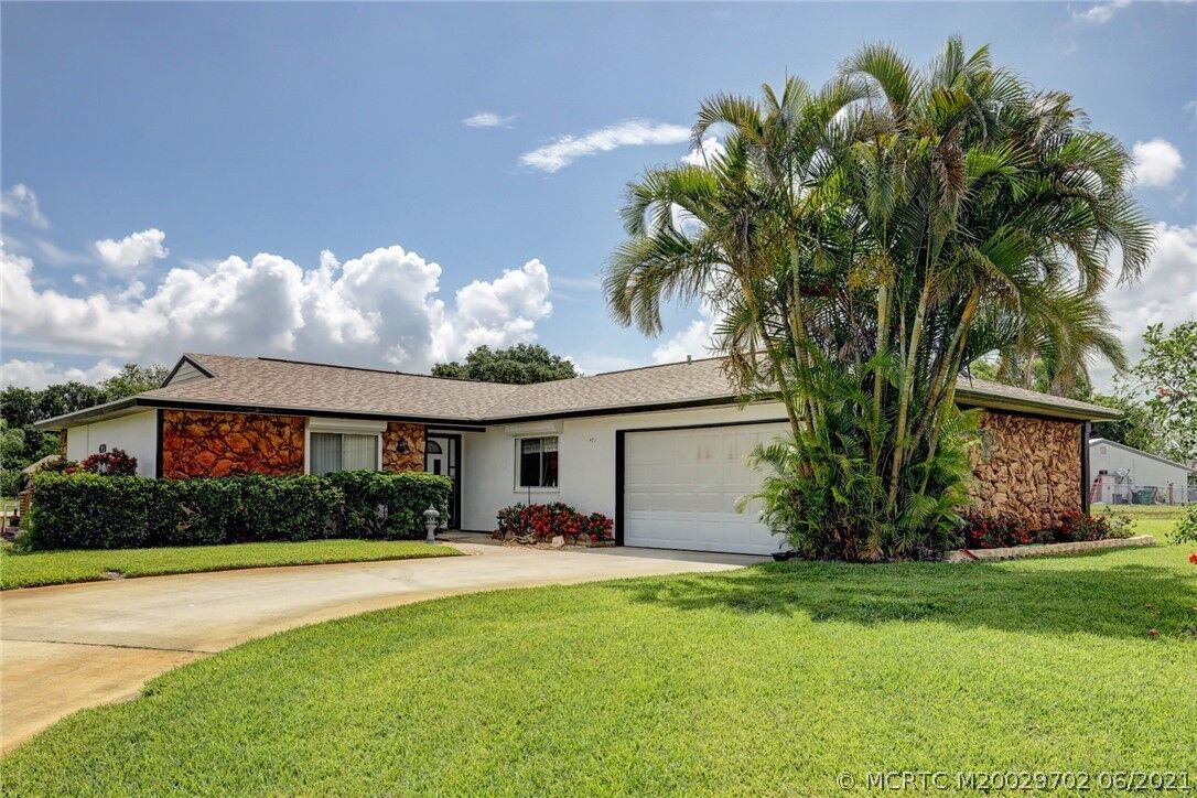 Property Photo: 471 SW Bridgeport Drive FL 34953