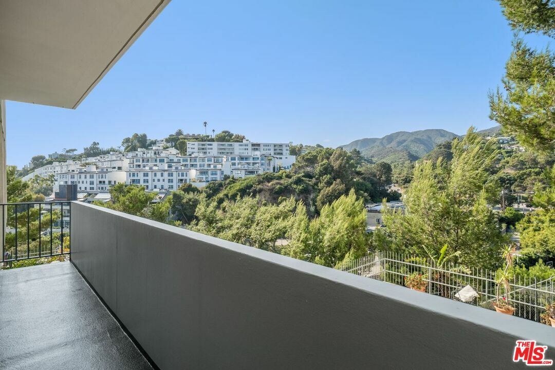 17352  W Sunset Blvd 203D  Pacific Palisades CA 90272 photo