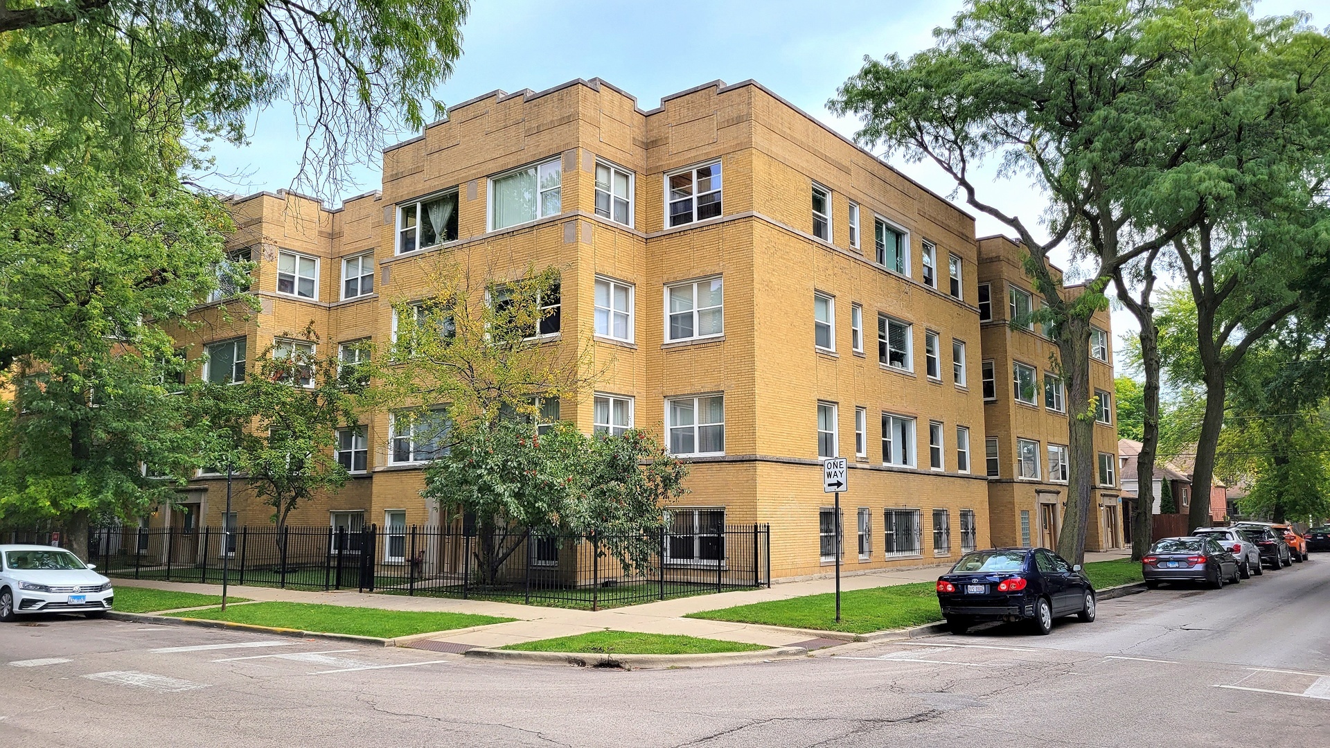 4901 N Avers Avenue G  Chicago IL 60625 photo