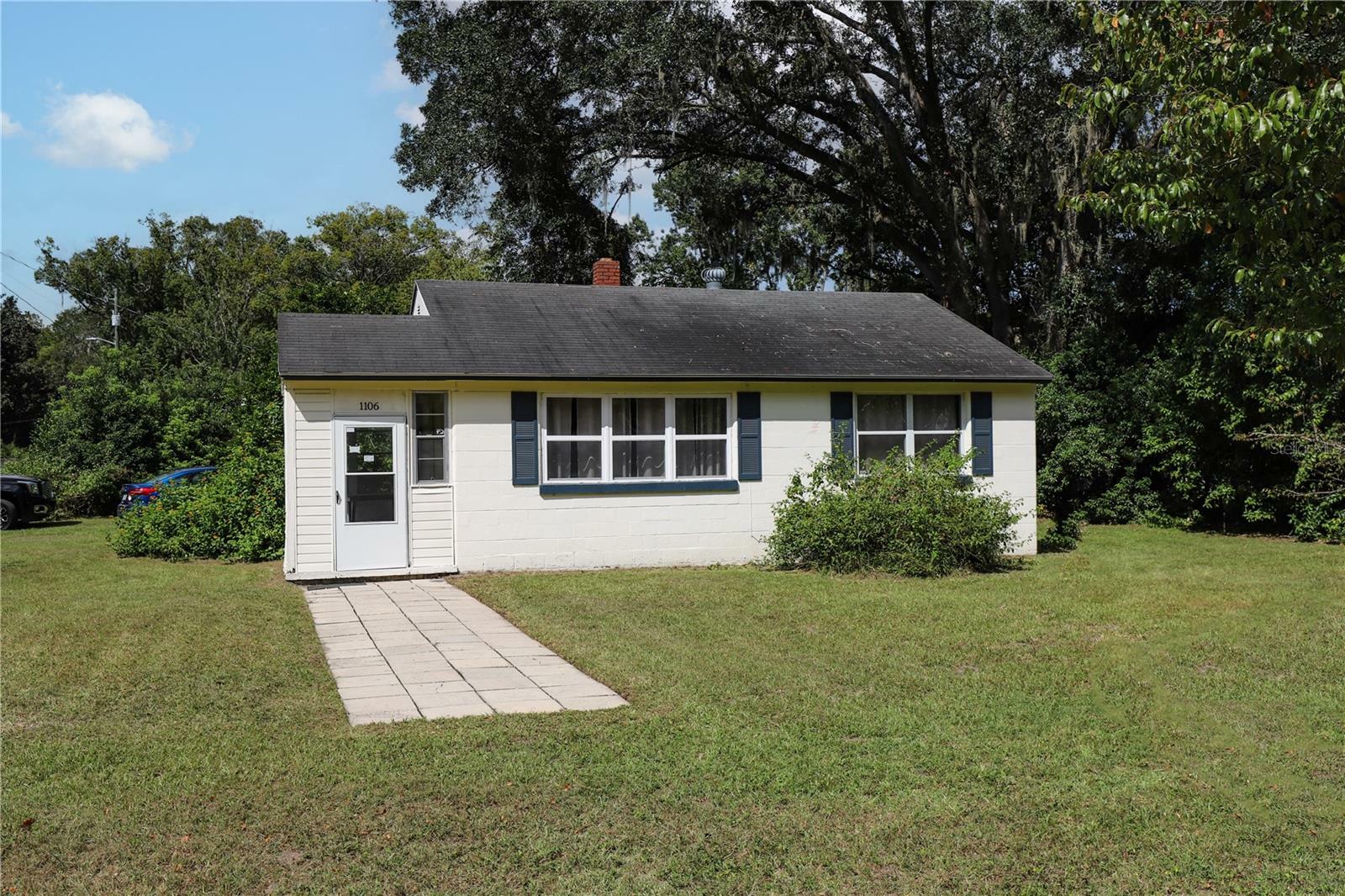 Property Photo:  1106 NE 10th Place  FL 32601 