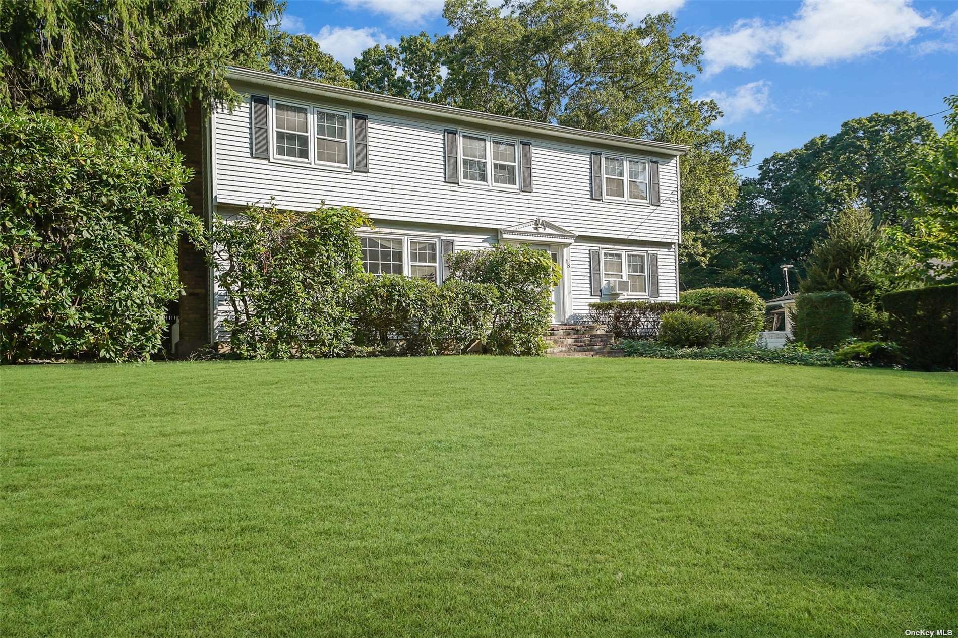 Property Photo:  18 Rolling Road  NY 11764 