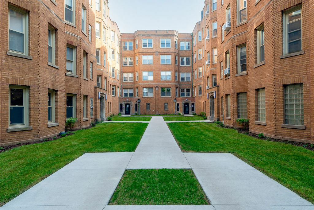 Property Photo: 1349 W Estes Avenue H1 IL 60626
