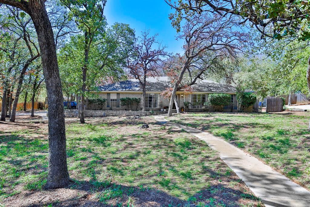 Property Photo:  1013 Oakwood Circle  TX 76248 