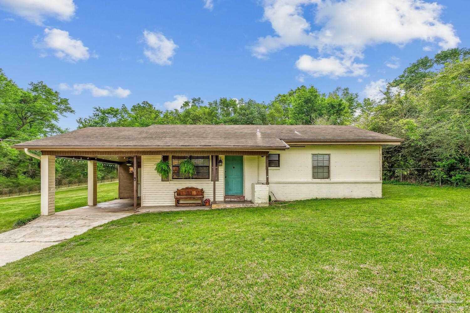 Property Photo: 927 Kathleen Ave FL 32533