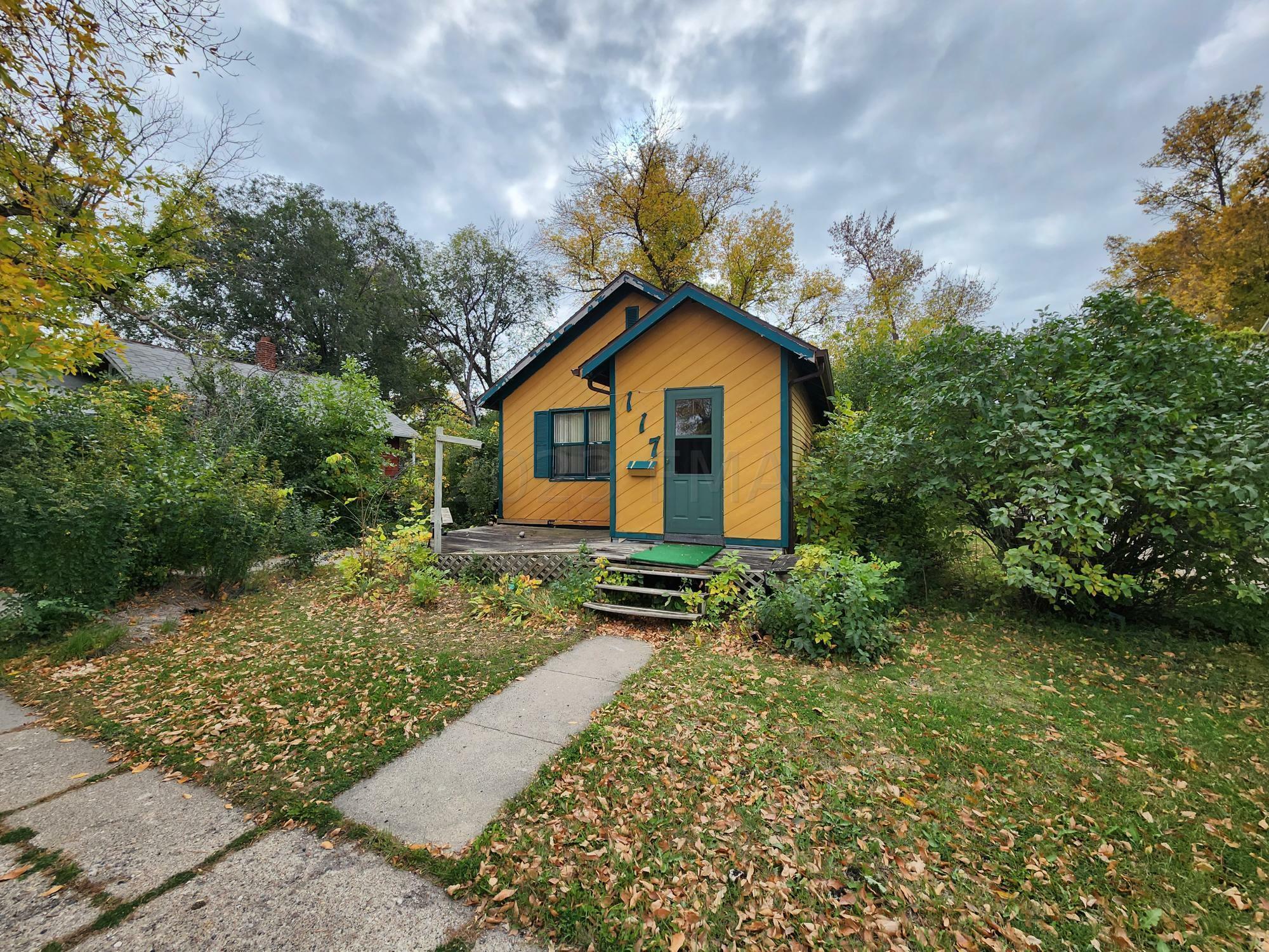 Property Photo:  117 1 Avenue E  ND 58078 