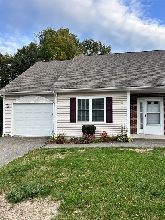 Property Photo:  4 Autumn Wood Dr. 4  MA 01543 