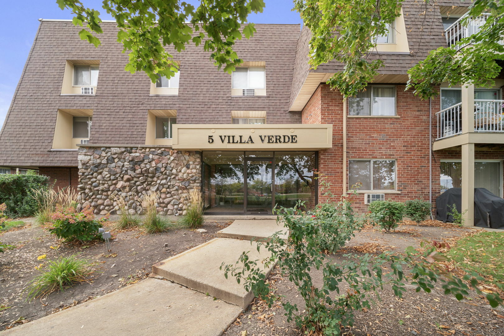 Property Photo: 5 Villa Verde Drive 106 IL 60089