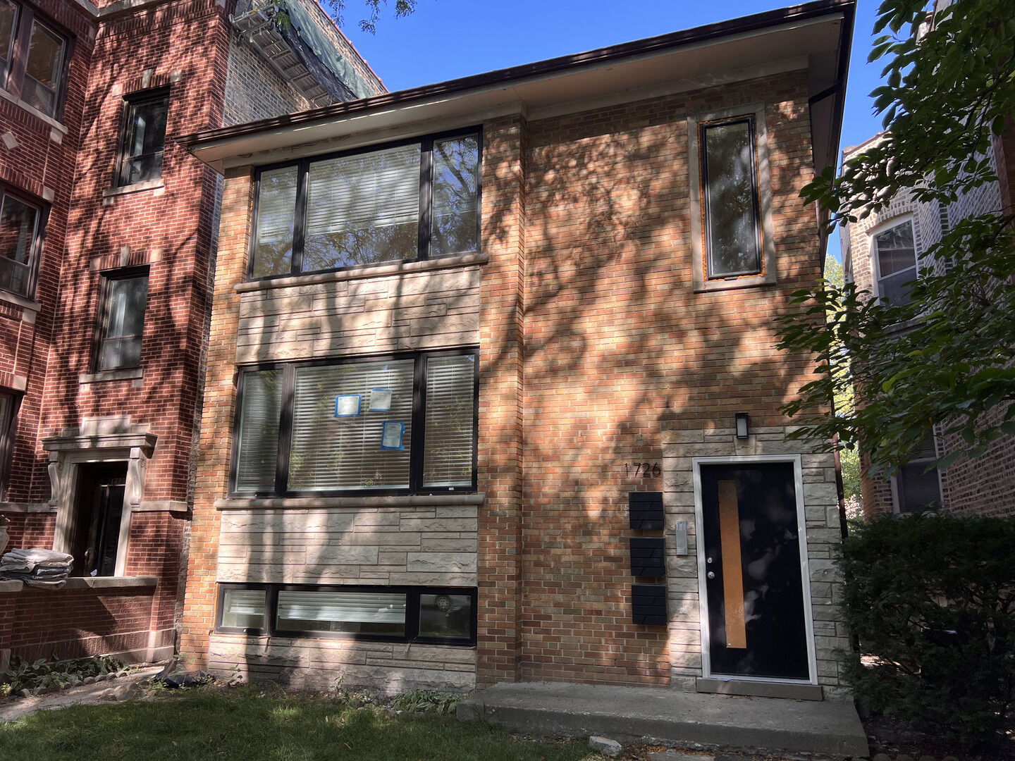 Property Photo: 1726 W Catalpa Avenue 2 IL 60660