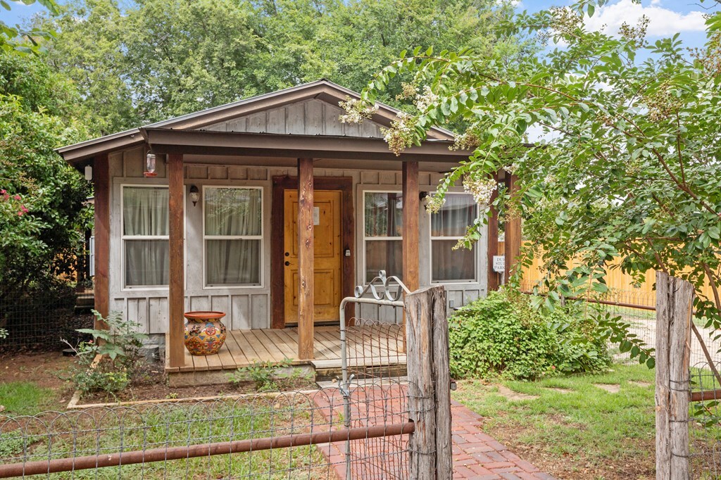 Property Photo:  514 Austin St  TX 78624 