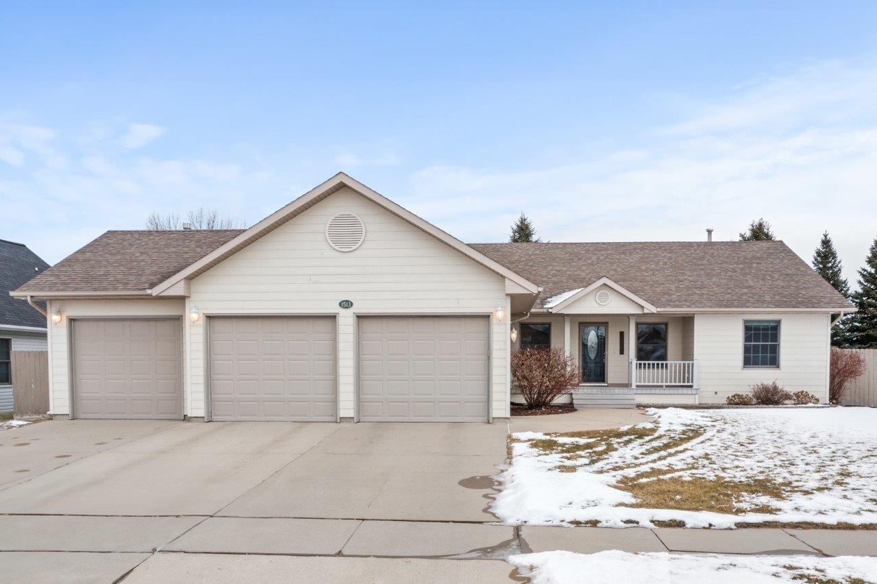 Property Photo: 1513 12th St SE ND 58701