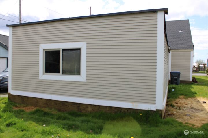 Property Photo:  612 N Alder St Street  WA 98520 