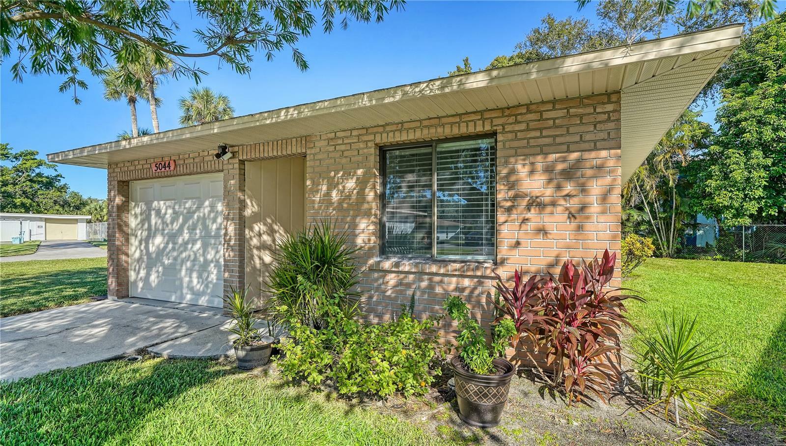 Property Photo:  5044 Live Oak Circle  FL 34207 