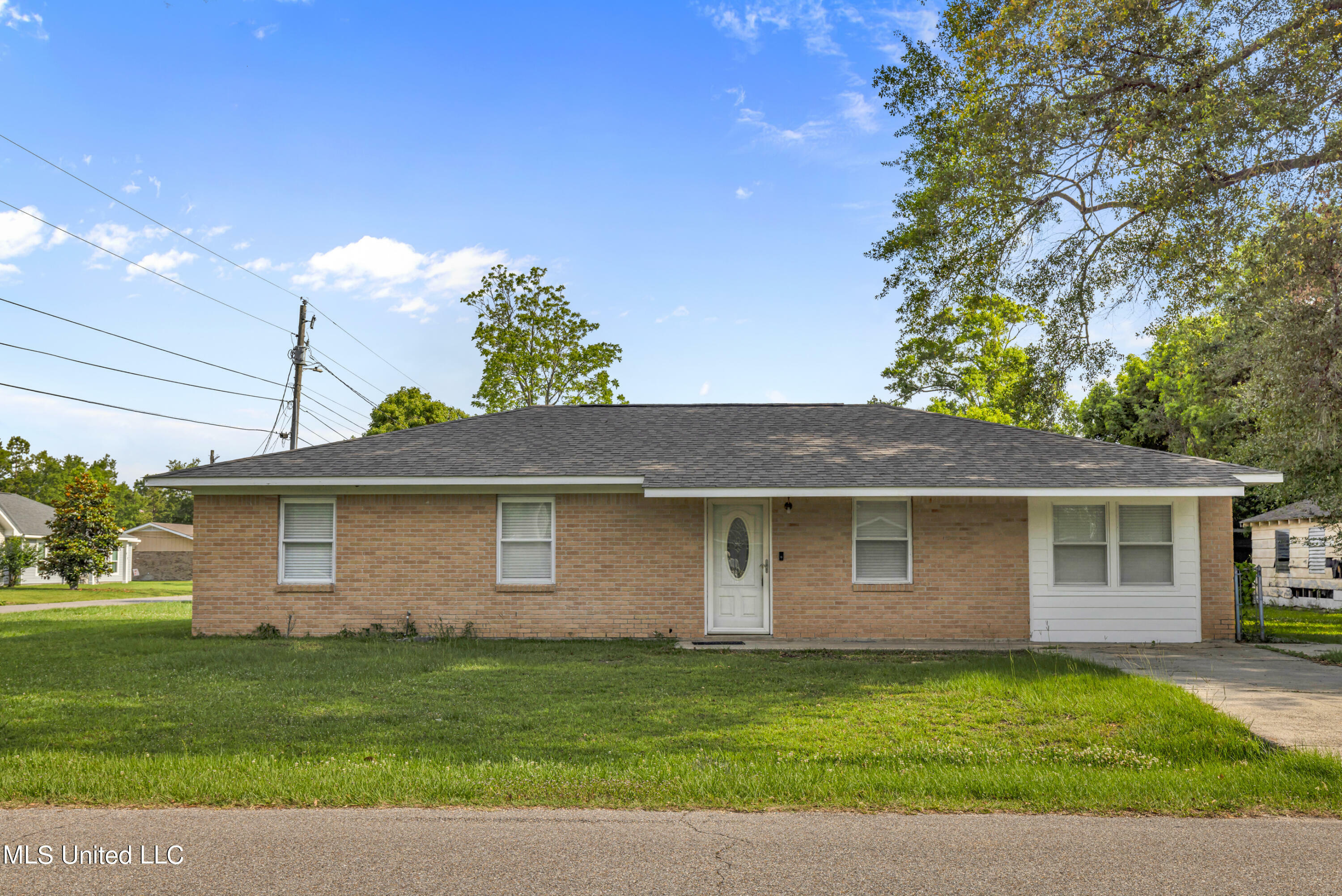 Property Photo:  701 Sunset Drive  MS 39520 