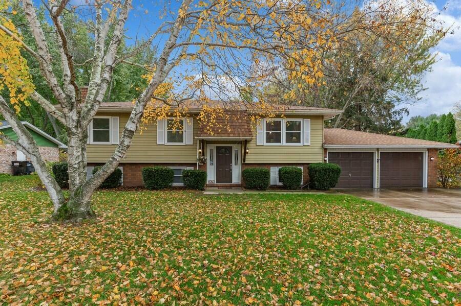 Property Photo:  1474 Oak Terrace  MI 49085 