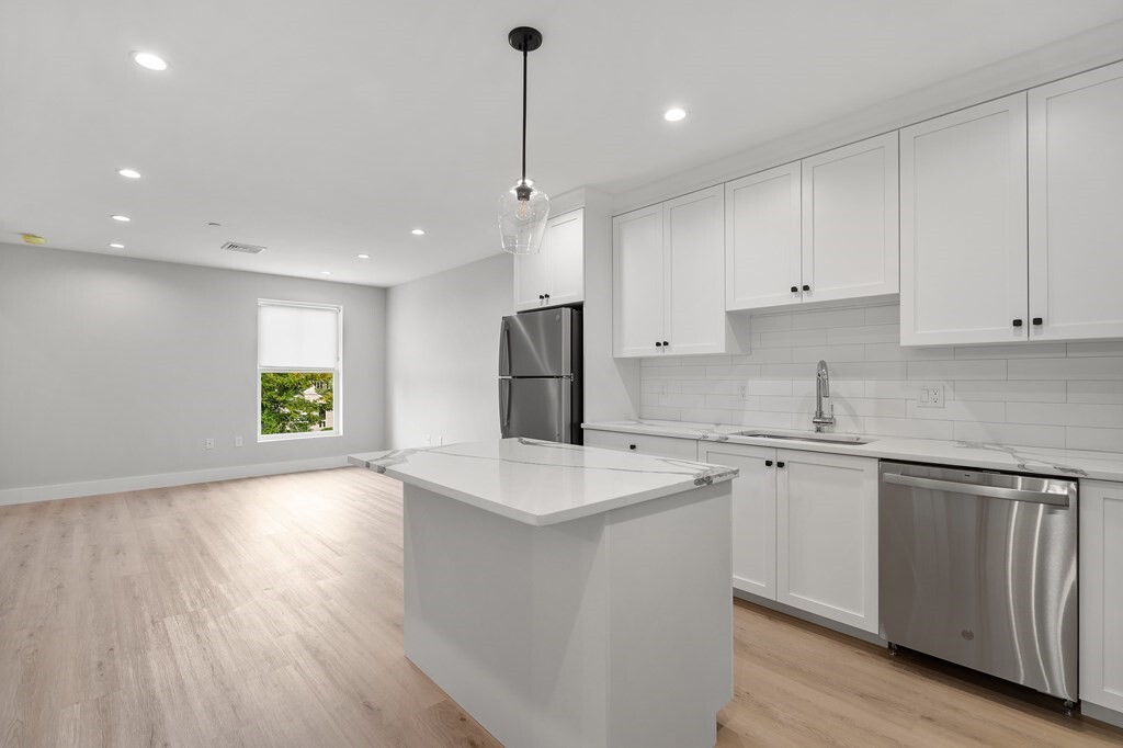 Property Photo: 186 Bedford St 210 MA 02420