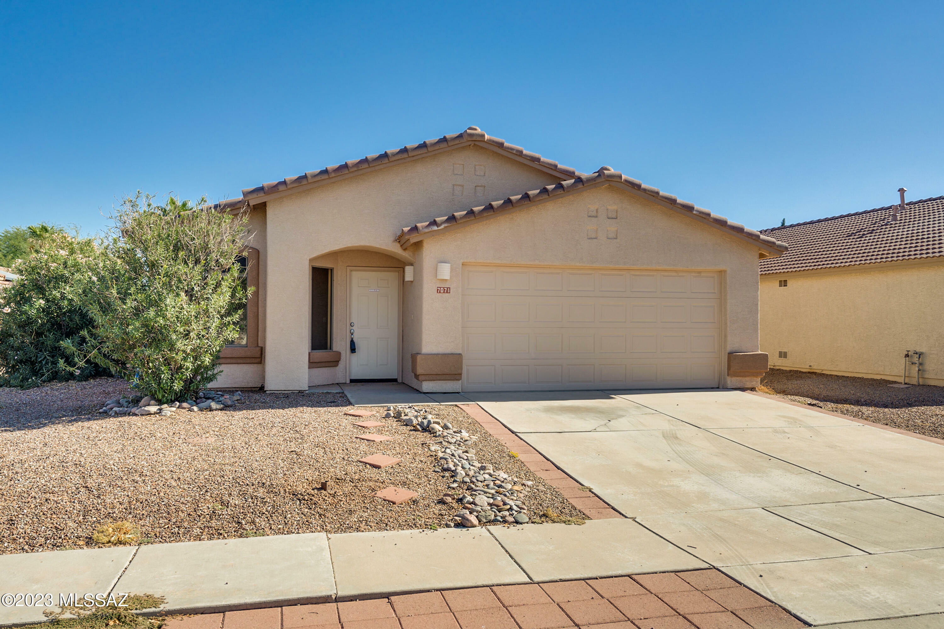 Property Photo:  7071 W Kamelik Place  AZ 85743 