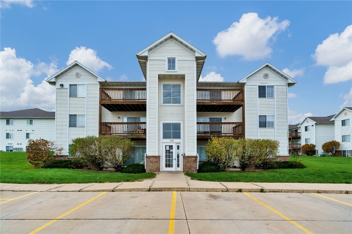 Property Photo: 4525 1st Avenue SW 10 IA 52405