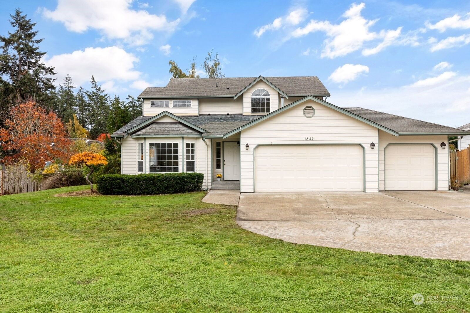 Property Photo: 1839 SW Loerland Drive WA 98277