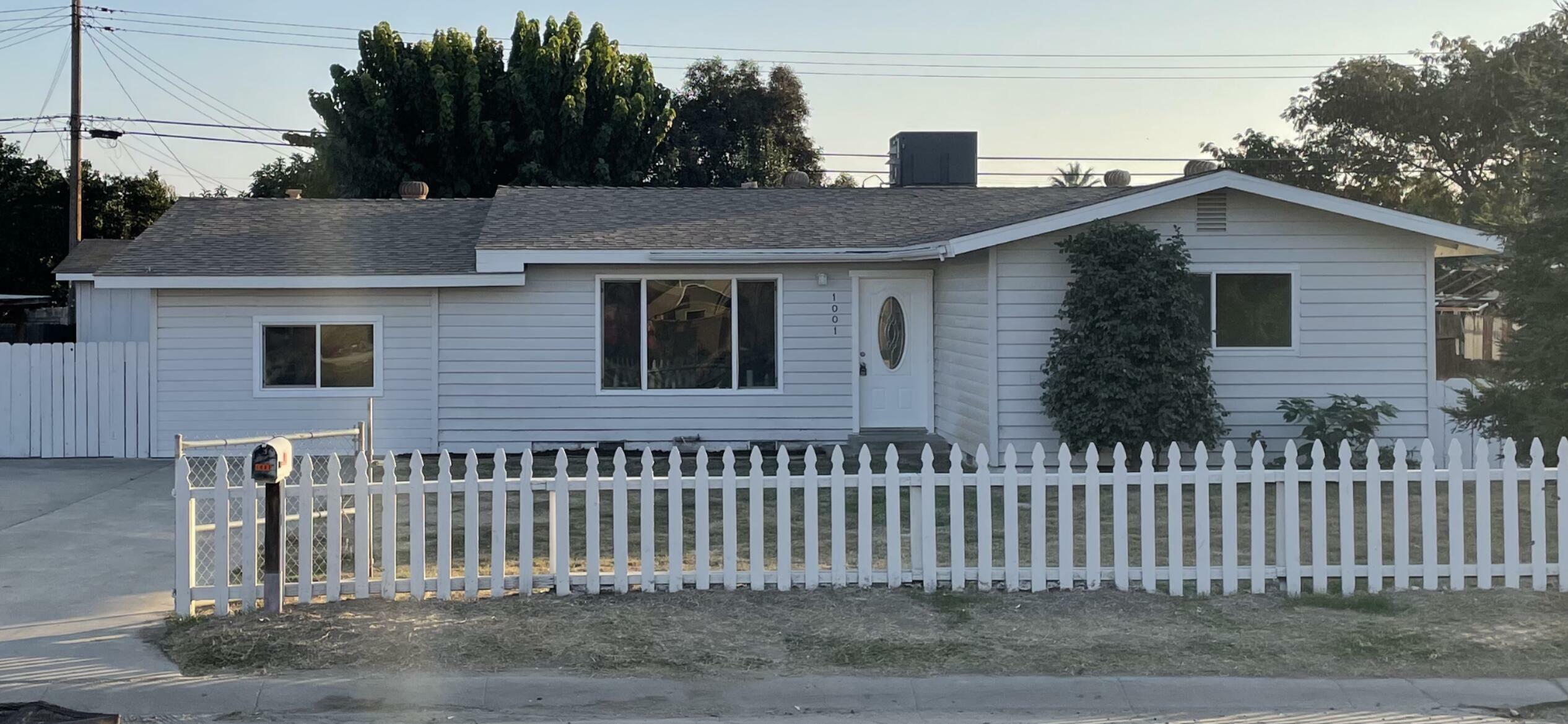 Property Photo:  1001 W Riggin Avenue  CA 93291 