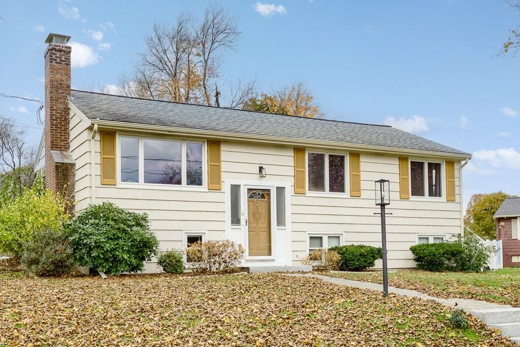 Property Photo:  4 Kings Grant Rd  MA 01581 