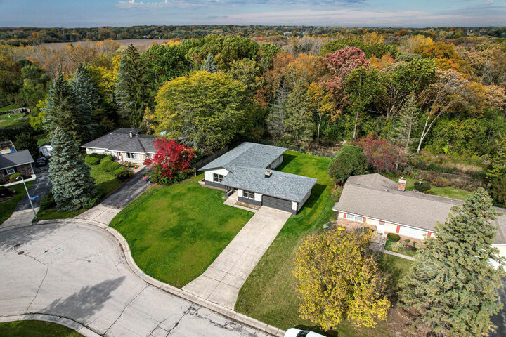 House for sale in Franklin 10710 W Friar Ln, Franklin, WI 53132