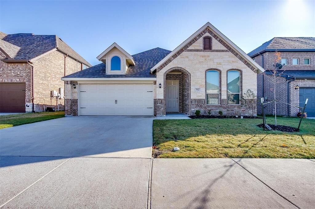 Property Photo: 512 Antswood Drive TX 76108