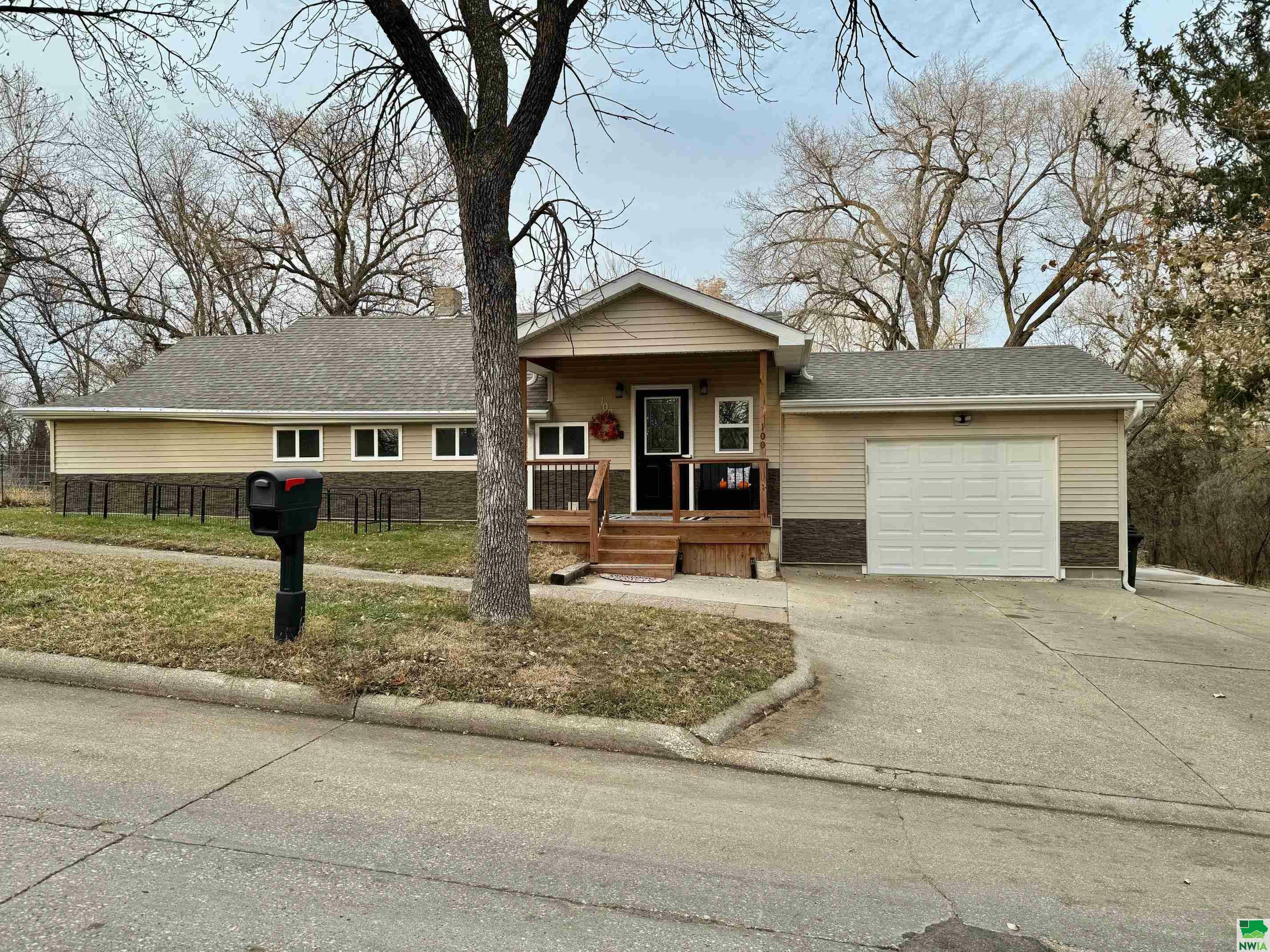 Property Photo:  100 Prescott St  IA 51103 