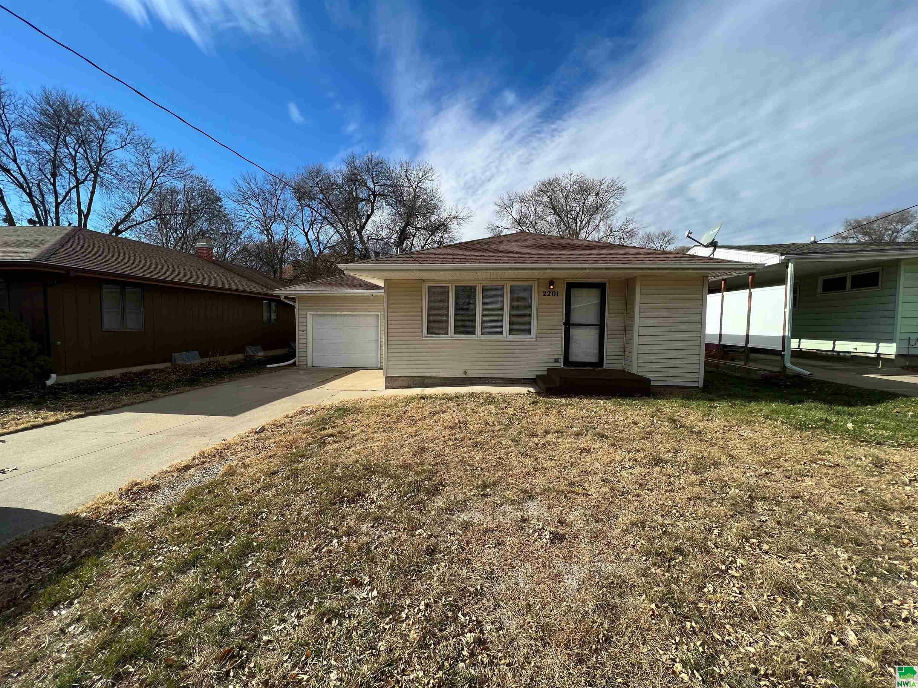 Property Photo:  2201 S Cleveland  IA 51106 