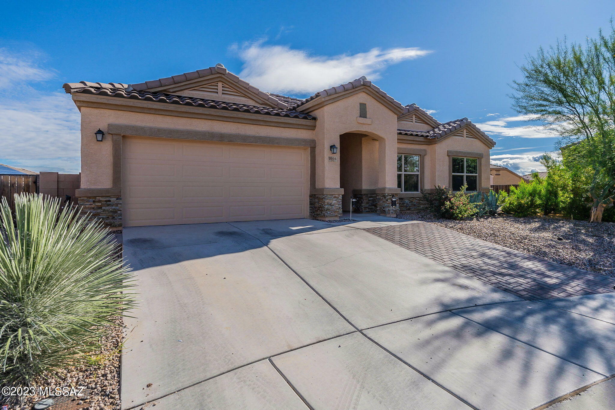 Property Photo:  1066 W Whispering Meadows Court  AZ 85629 