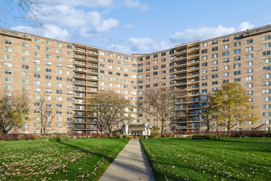 Property Photo: 7141 N Kedzie Avenue 204 IL 60645