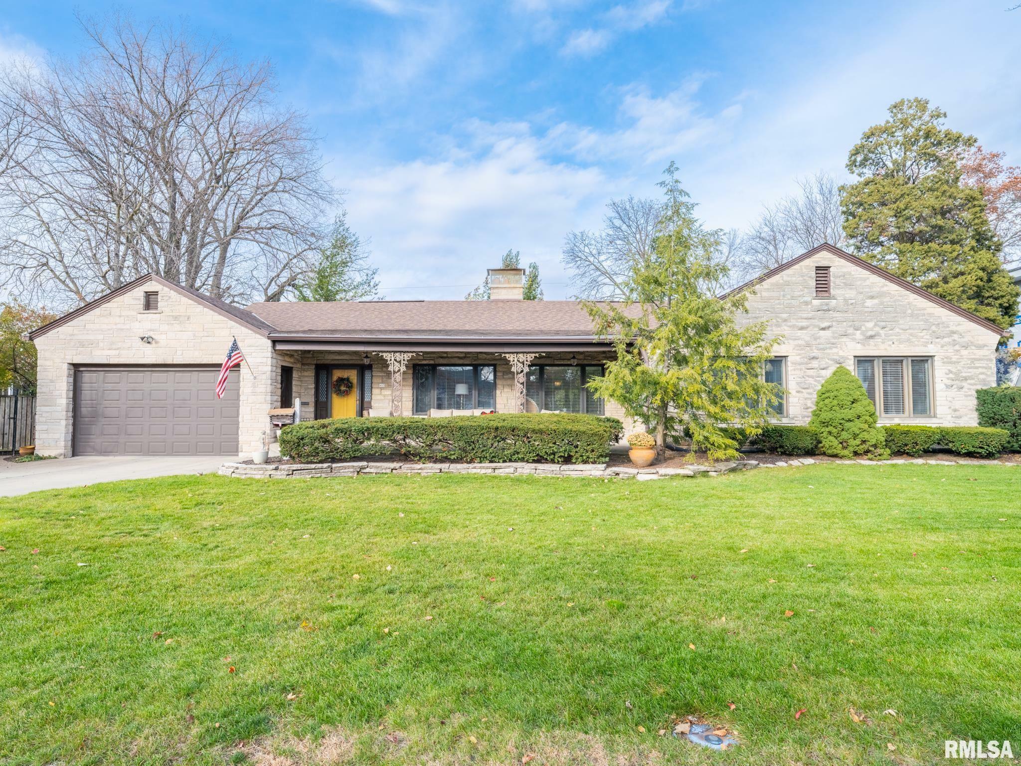 Property Photo: 405 W Richwoods Boulevard IL 61604