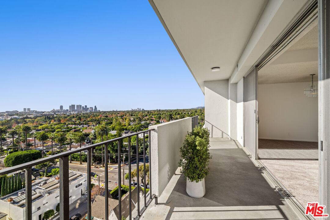 Property Photo:  818  N Doheny Dr 1104  CA 90069 