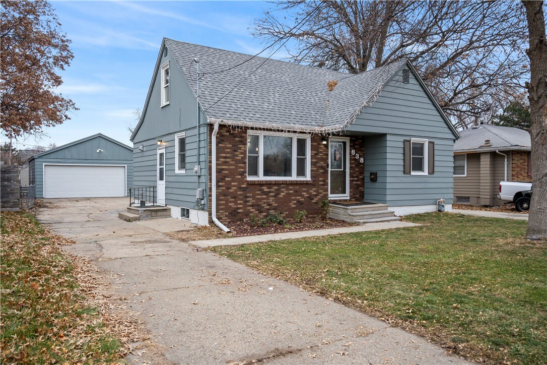 838 E Madison Avenue  Des Moines IA 50313 photo