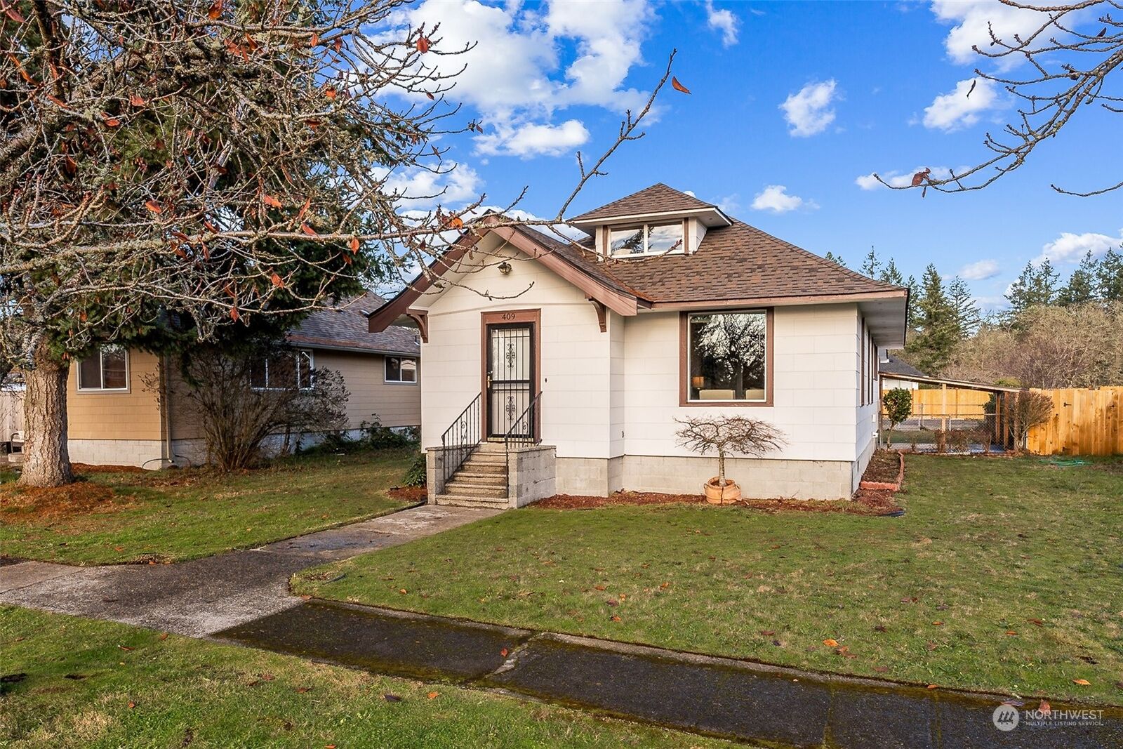 Property Photo: 409 Louviers Avenue WA 98327