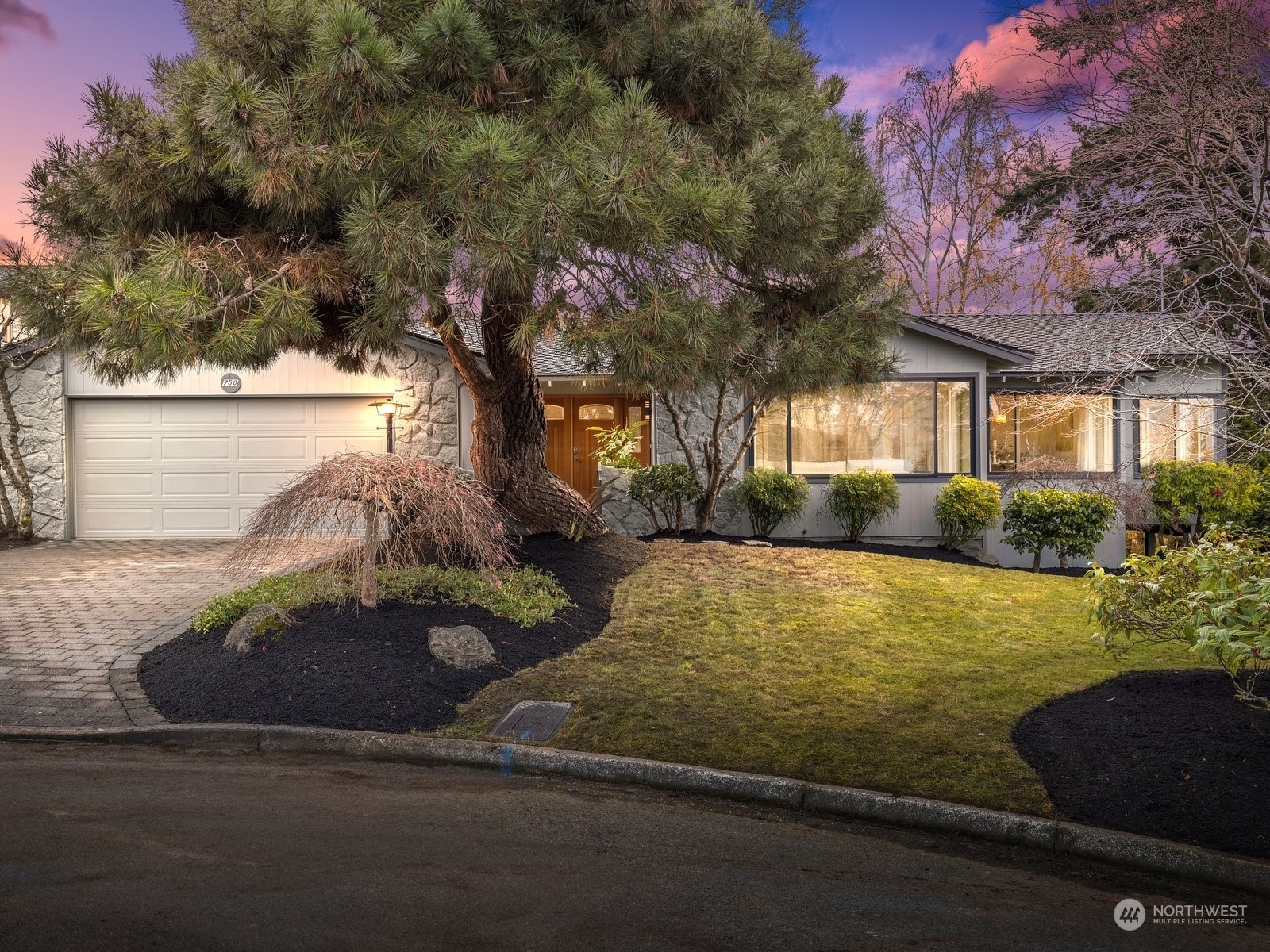 Property Photo: 750 Northstream Lane WA 98020