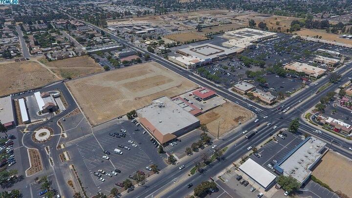 Property Photo:  700 N Prospect Street  CA 93257 