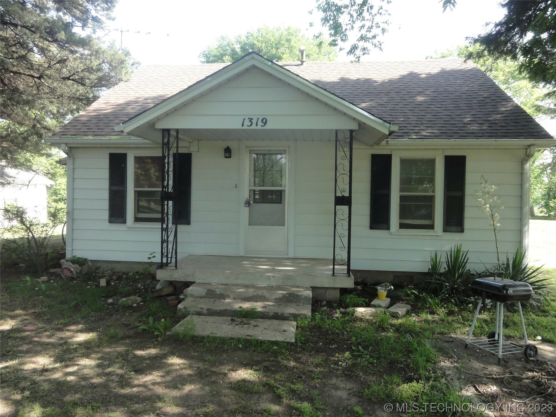 Property Photo:  1319 E Modoc  OK 74048 